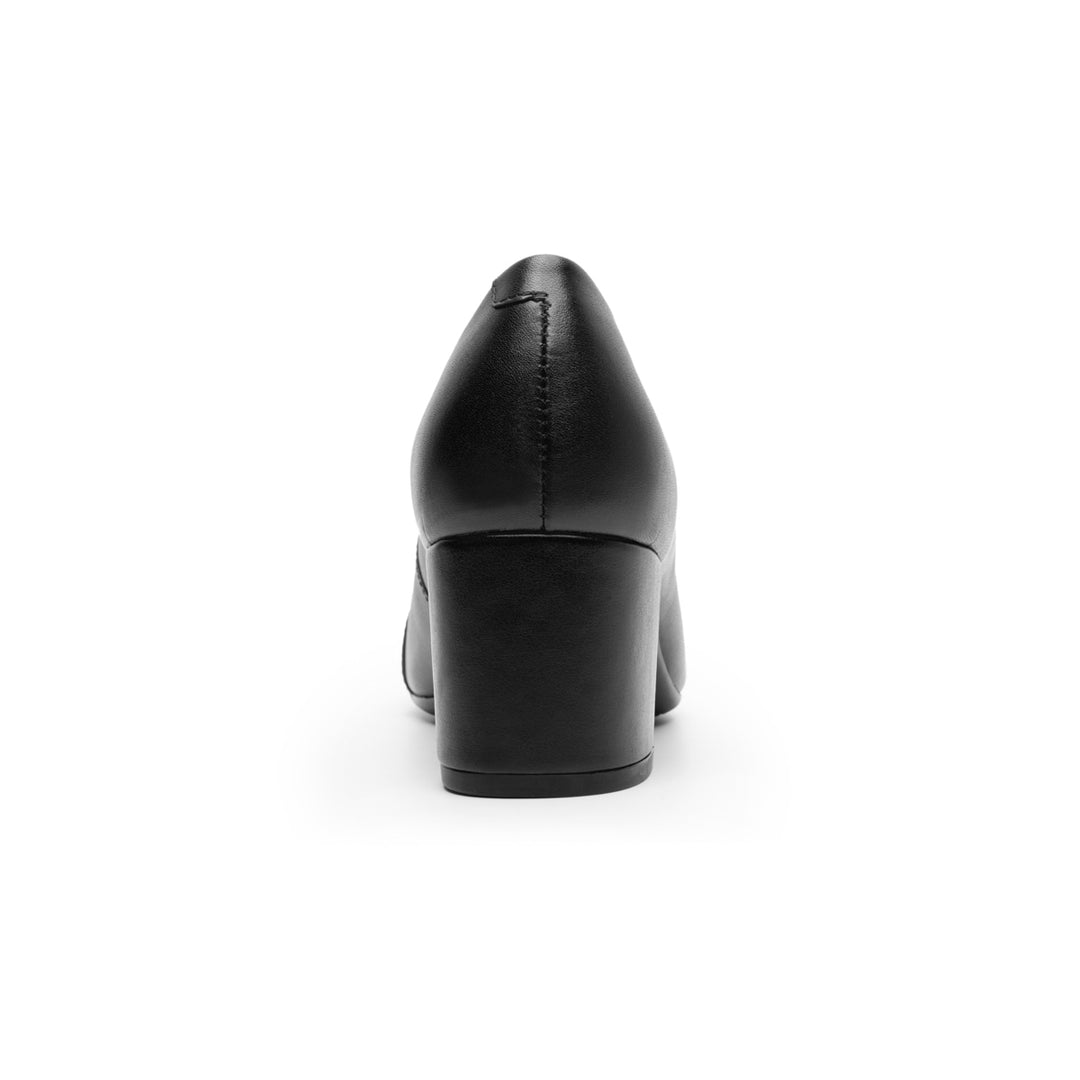 Zapato de tacón cuadrado color negro con un detalle metálico dorado en la parte frontal.