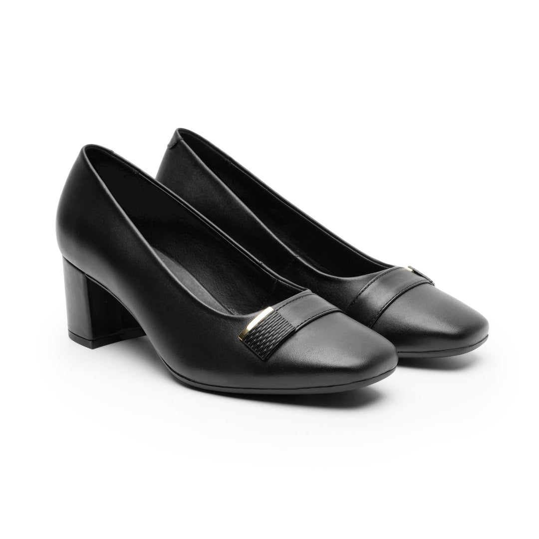 Zapato de tacón cuadrado color negro con un detalle metálico dorado en la parte frontal.