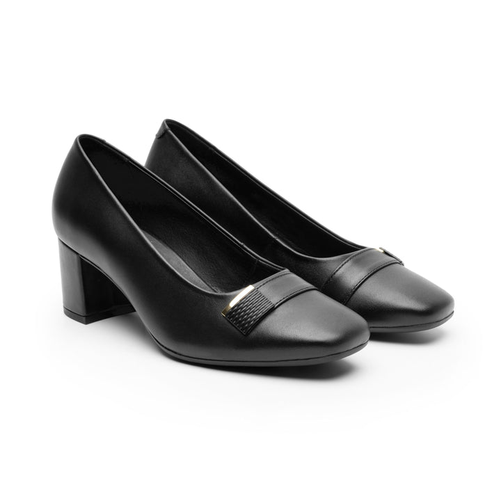 Zapato de tacón cuadrado color negro con un detalle metálico dorado en la parte frontal.