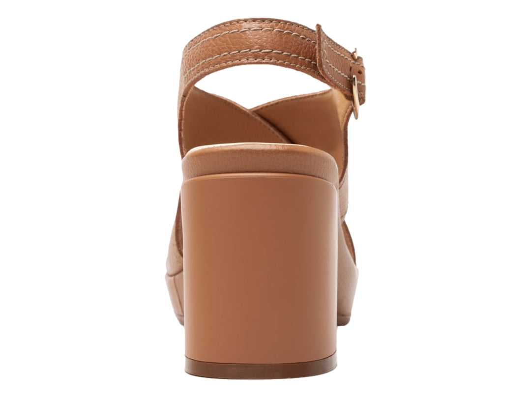 Sandalia Flexi color camel de cuero con tacón cuadrado y correa ajustable con hebilla dorada.