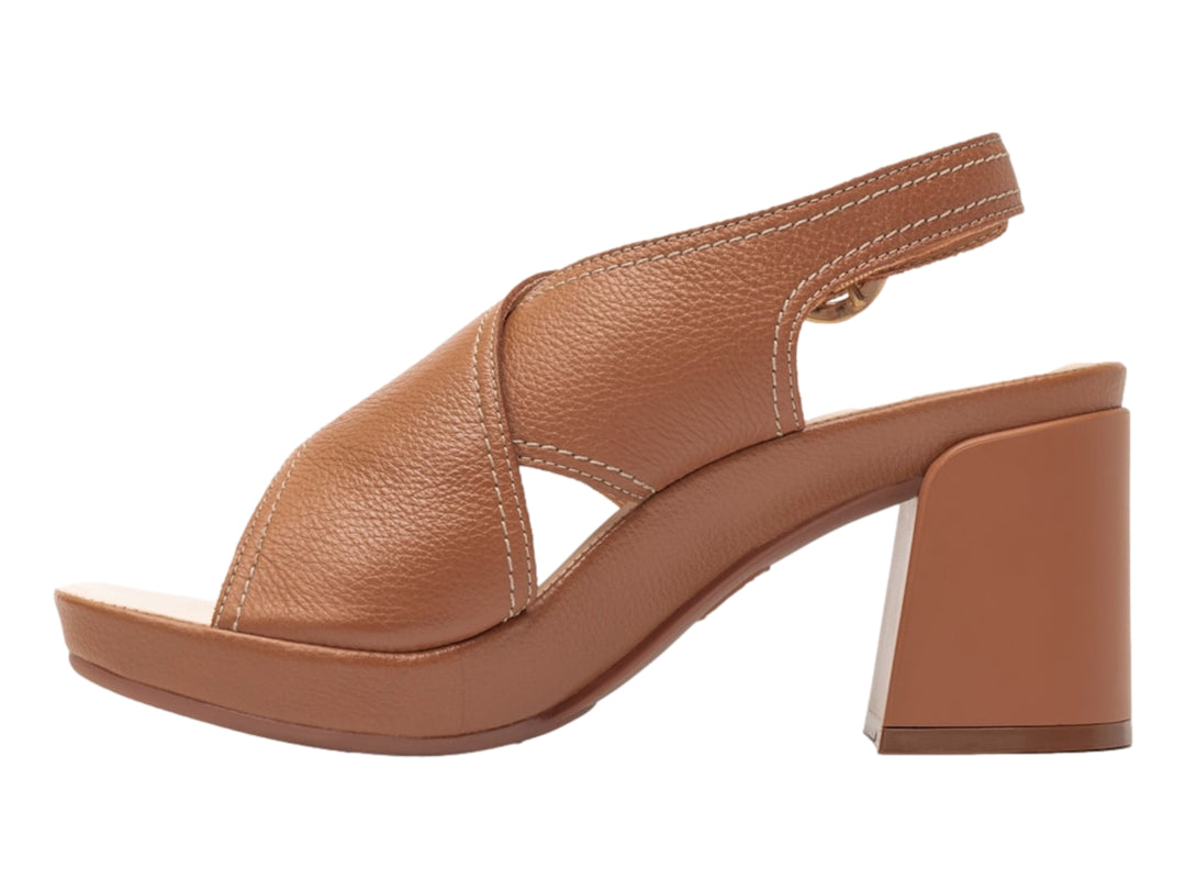Sandalia Flexi color camel de cuero con tacón cuadrado y correa ajustable con hebilla dorada.