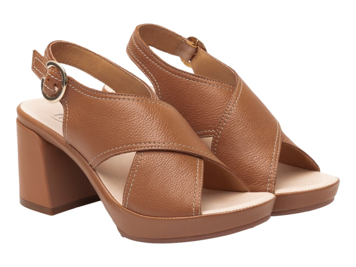 Sandalia Flexi color camel de cuero con tacón cuadrado y correa ajustable con hebilla dorada.