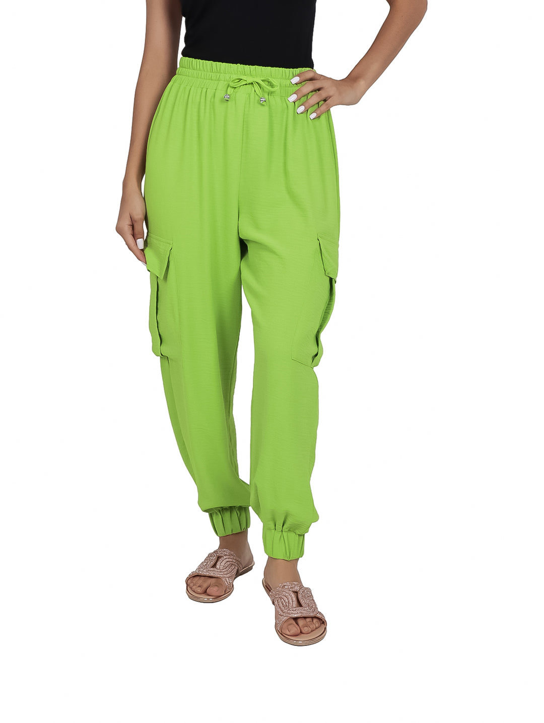 Mujer vistiendo pantalón cargo color verde kiwi con bolsillos laterales y cintura ajustable.