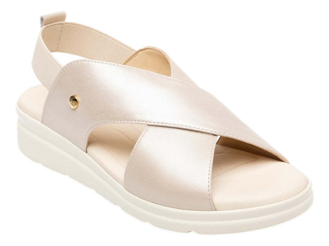 Sandalia color perla con tiras cruzadas y suela blanca para mujer.