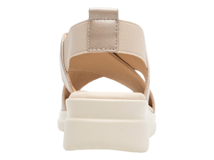 Sandalia color perla con tiras cruzadas y suela blanca para mujer.