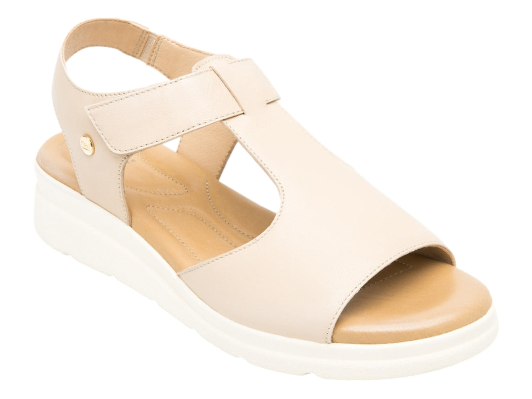 Sandalia Flexi color beige con suela blanca y correa ajustable.