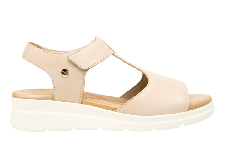 Sandalia Flexi color beige con suela blanca y correa ajustable.