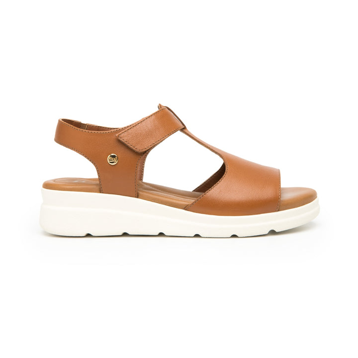 Sandalia Flexi de cuero color tan con suela blanca de plataforma y correa al tobillo.