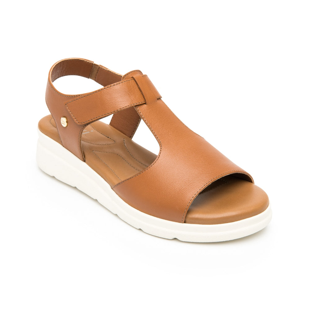 Sandalia Flexi de cuero color tan con suela blanca de plataforma y correa al tobillo.