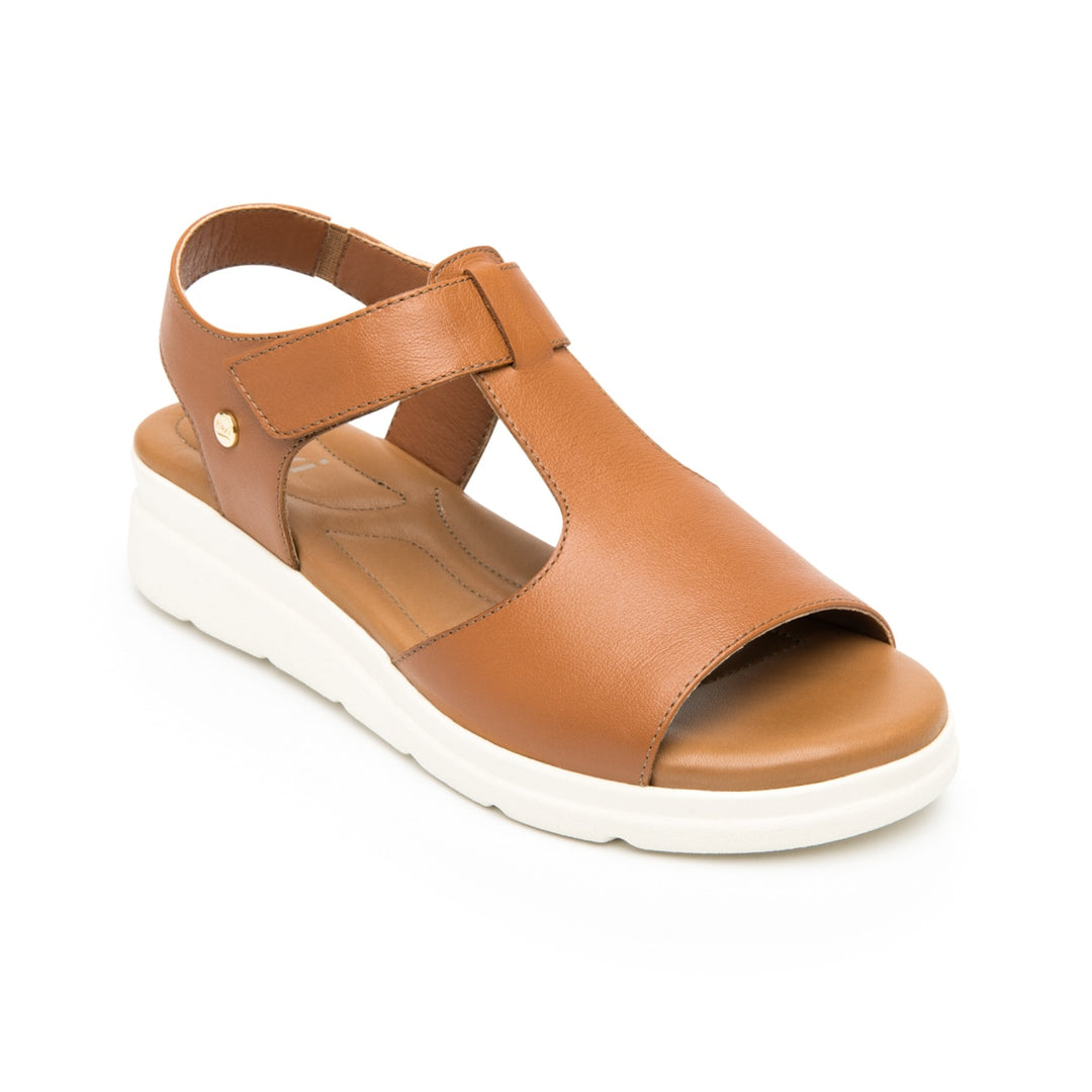 Sandalia Flexi de cuero color tan con suela blanca de plataforma y correa al tobillo.