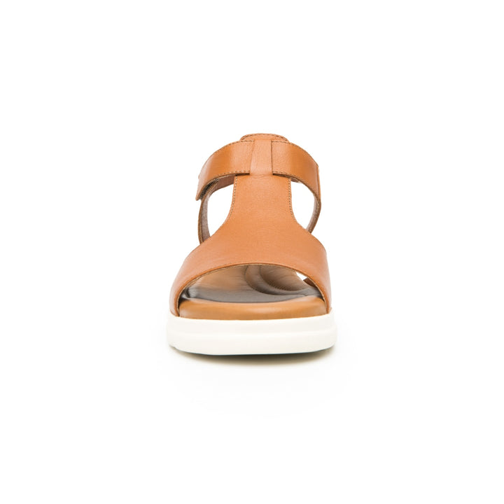 Sandalia Flexi de cuero color tan con suela blanca de plataforma y correa al tobillo.