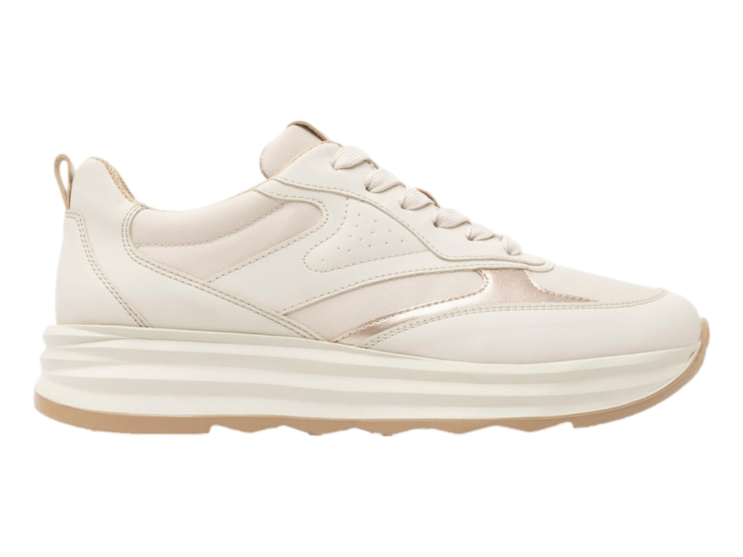 Tenis Flexi color beige con suela gruesa y detalles en tonos claros.