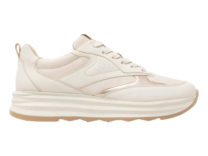 Tenis Flexi color beige con suela gruesa y detalles en tonos claros.