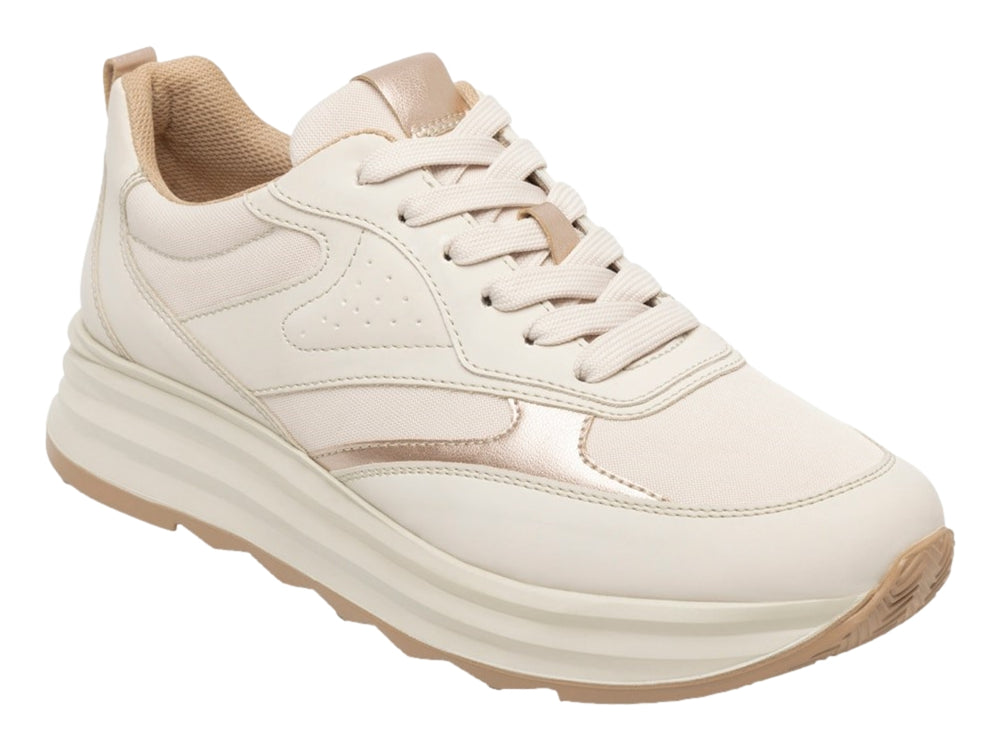 Tenis Flexi color beige con suela gruesa y detalles en tonos claros.