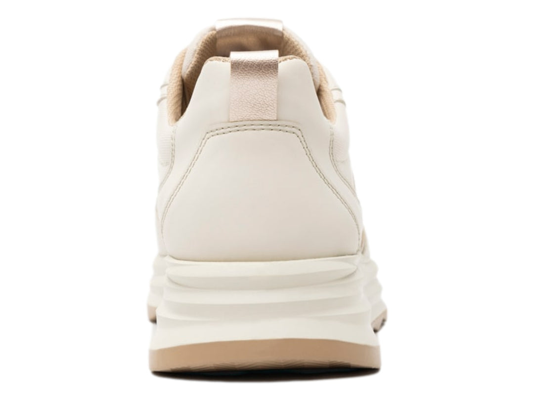 Tenis Flexi color beige con suela gruesa y detalles en tonos claros.