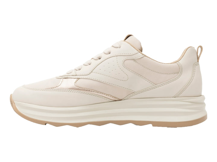 Tenis Flexi color beige con suela gruesa y detalles en tonos claros.