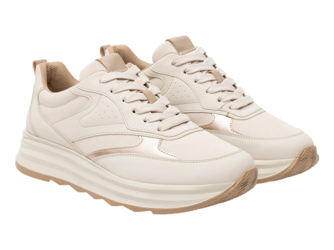 Tenis Flexi color beige con suela gruesa y detalles en tonos claros.