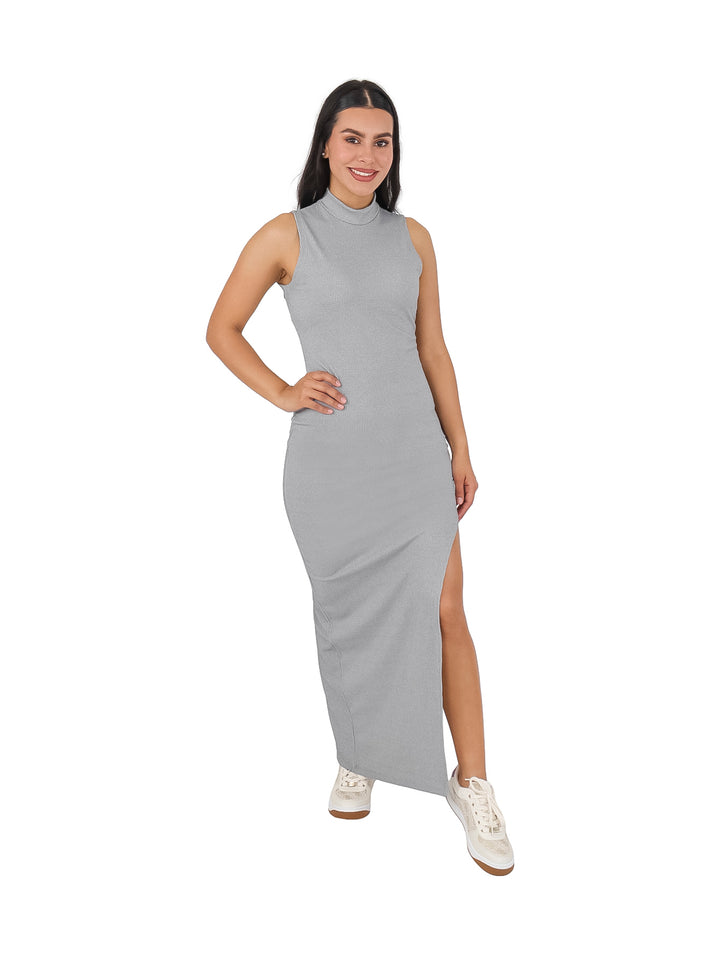 Mujer vistiendo un vestido largo ajustado color gris con cuello alto y abertura lateral en la pierna.