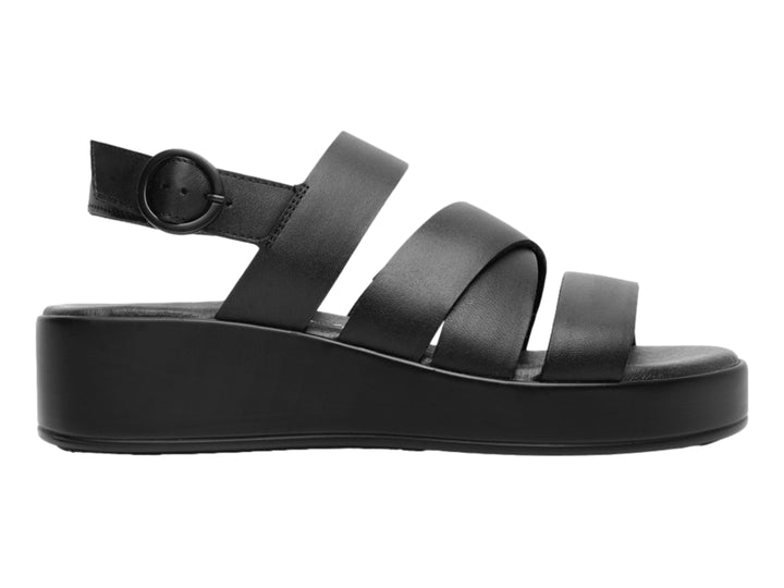 Sandalia de plataforma color negro con correas cruzadas y hebilla ajustable.