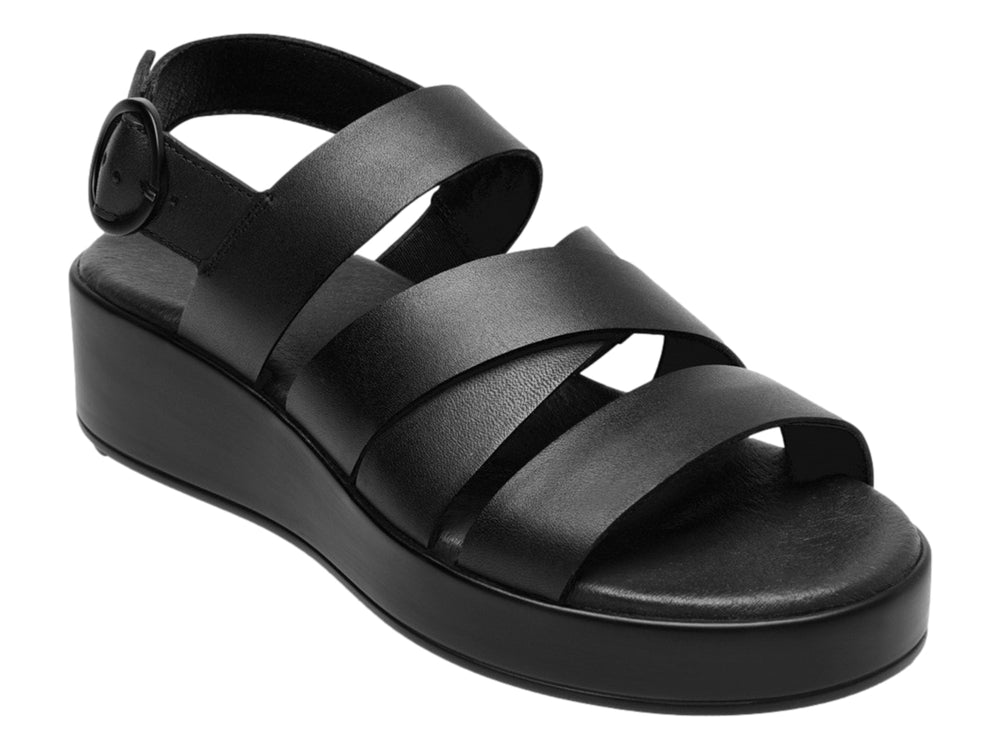 Sandalia de plataforma color negro con correas cruzadas y hebilla ajustable.