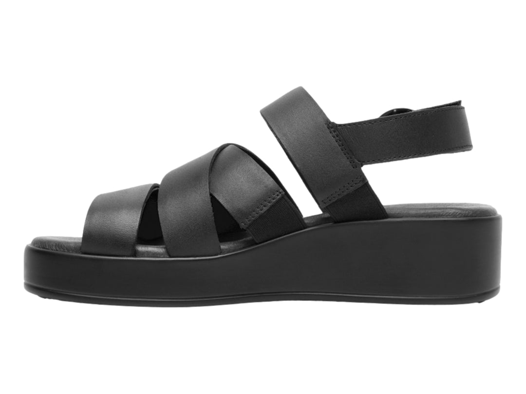 Sandalia de plataforma color negro con correas cruzadas y hebilla ajustable.