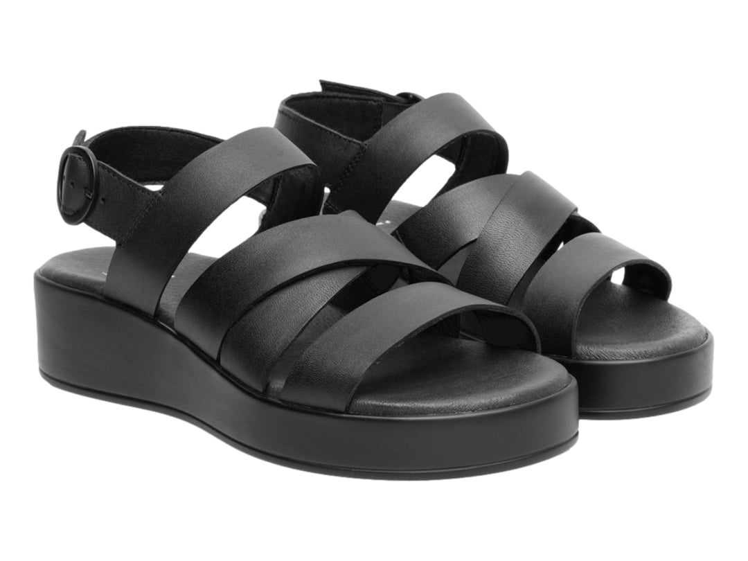 Sandalia de plataforma color negro con correas cruzadas y hebilla ajustable.