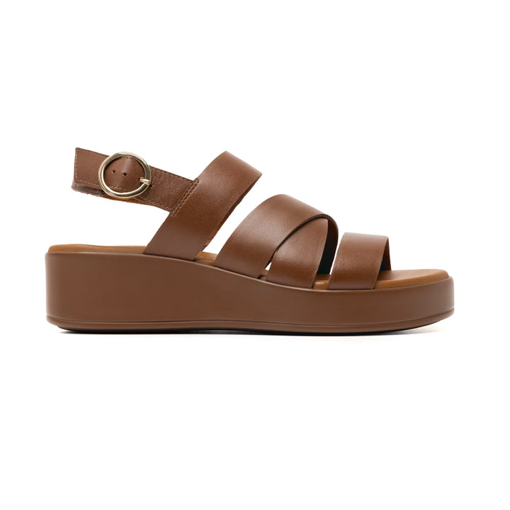 Sandalia de plataforma color tan con correas cruzadas y hebilla dorada para mujer.