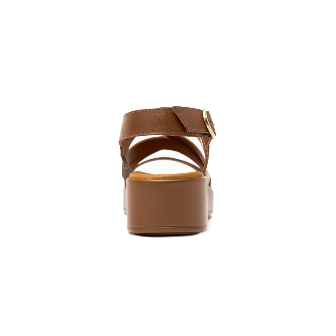 Sandalia de plataforma color tan con correas cruzadas y hebilla dorada para mujer.