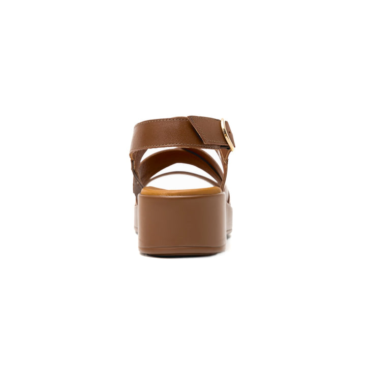 Sandalia de plataforma color tan con correas cruzadas y hebilla dorada para mujer.