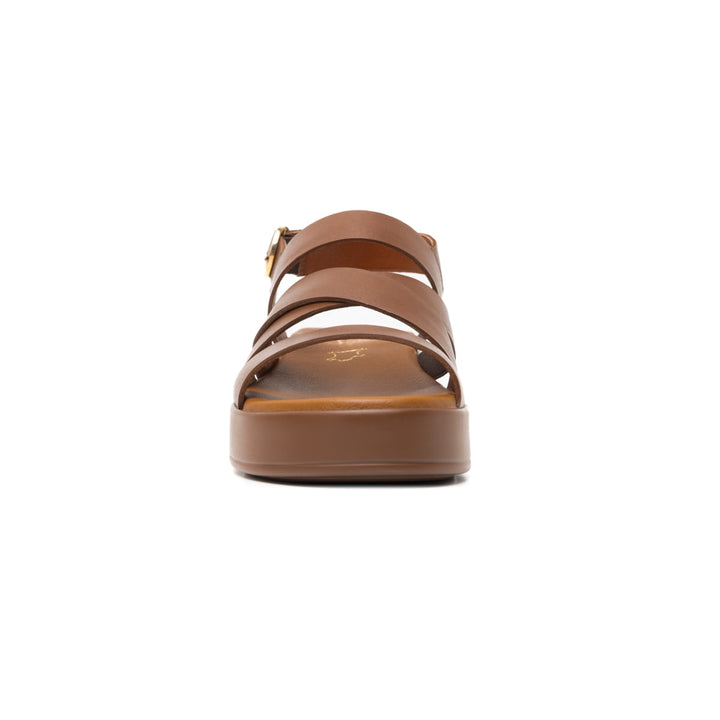 Sandalia de plataforma color tan con correas cruzadas y hebilla dorada para mujer.