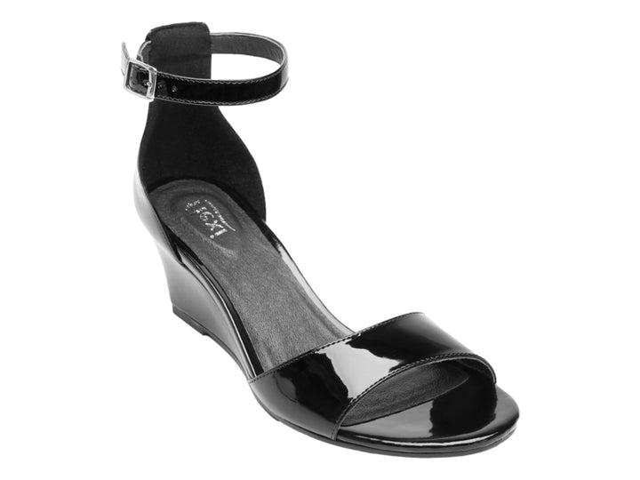 Sandalia Flexi color negro brillante con tacón de cuña y correa ajustable al tobillo para mujer.