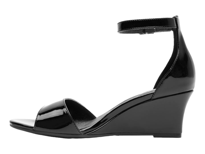 Sandalia Flexi color negro brillante con tacón de cuña y correa ajustable al tobillo para mujer.