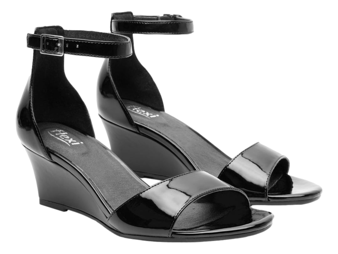 Sandalia Flexi color negro brillante con tacón de cuña y correa ajustable al tobillo para mujer.