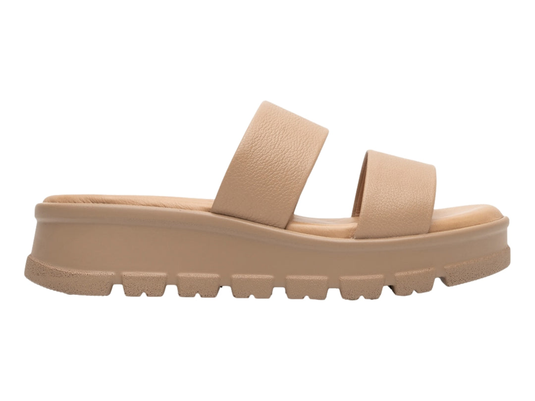 Sandalia Flexi color beige con plataforma alta y suela dentada para mujer.