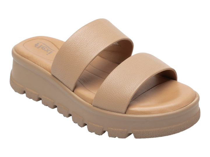 Sandalia Flexi color beige con plataforma alta y suela dentada para mujer.