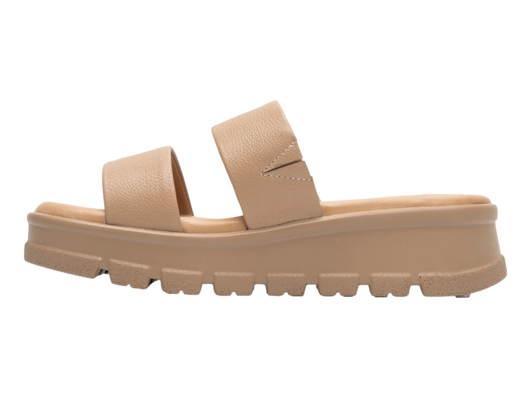 Sandalia Flexi color beige con plataforma alta y suela dentada para mujer.
