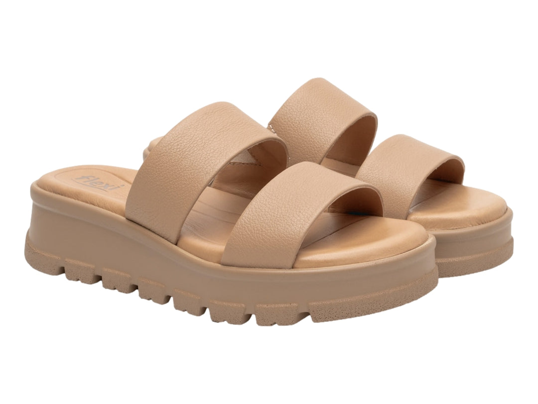 Sandalia Flexi color beige con plataforma alta y suela dentada para mujer.