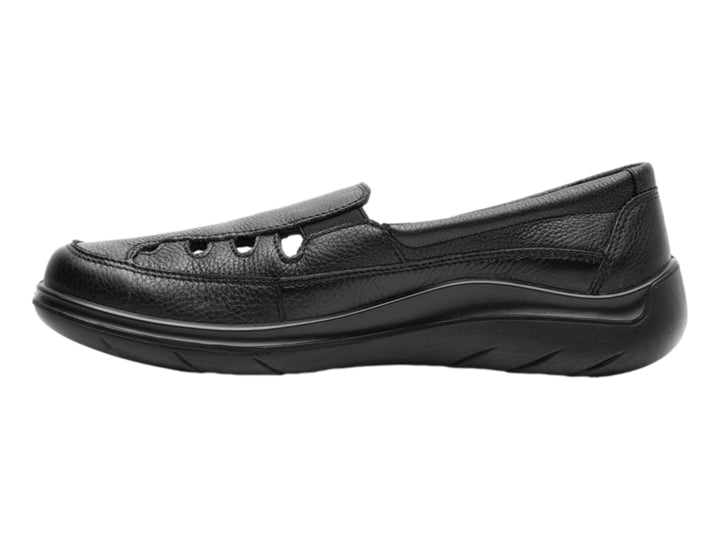 Zapato plano de cuero negro marca Flexi, estilo casual y cómodo.