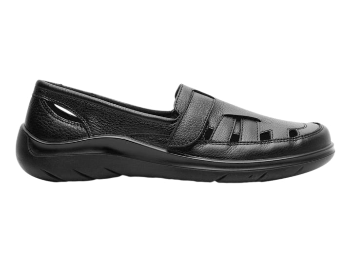 Zapato plano de cuero negro marca Flexi con diseño cómodo y recortes laterales.