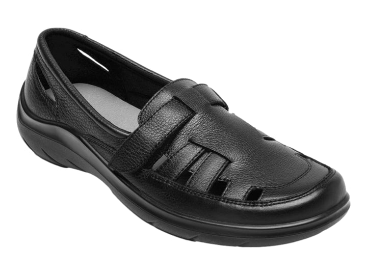 Zapato plano de cuero negro marca Flexi con diseño cómodo y recortes laterales.