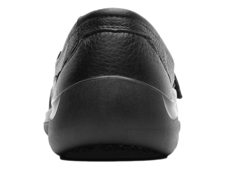 Zapato plano de cuero negro marca Flexi con diseño cómodo y recortes laterales.