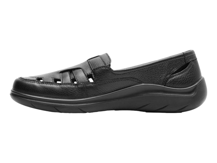 Zapato plano de cuero negro marca Flexi con diseño cómodo y recortes laterales.