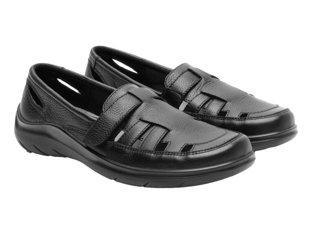 Zapato plano de cuero negro marca Flexi con diseño cómodo y recortes laterales.
