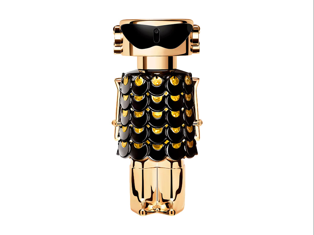 Frasco de perfume Paco Rabanne Fame Parfum en color dorado y negro con diseño artístico junto a su caja blanca.