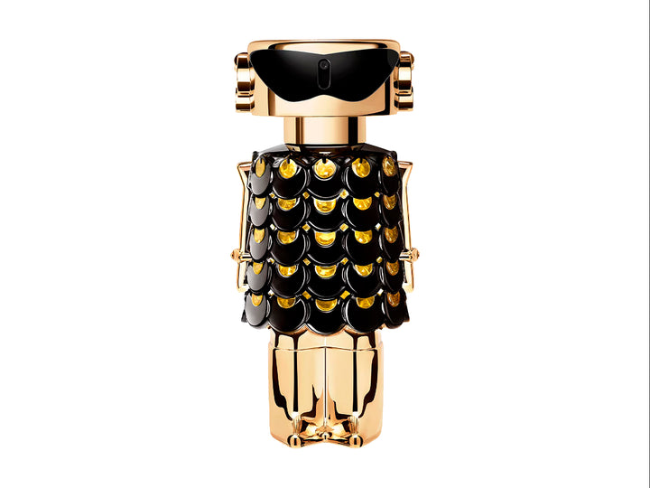 Frasco de perfume Paco Rabanne Fame Parfum en color dorado y negro con diseño artístico junto a su caja blanca.