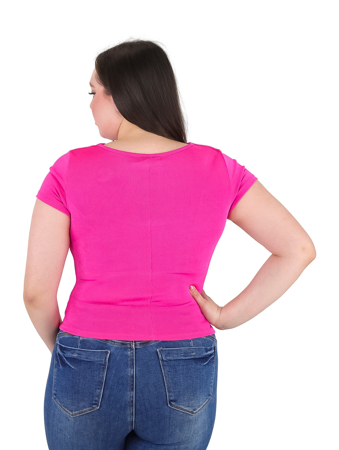 Mujer vistiendo blusa color fiusha de manga corta con detalle de escote abierto en el pecho.