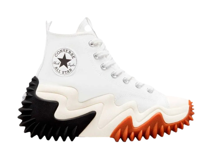 Tenis Converse Run Star Motion HI blancos con suela gruesa y ondulada en colores blanco, negro y goma.