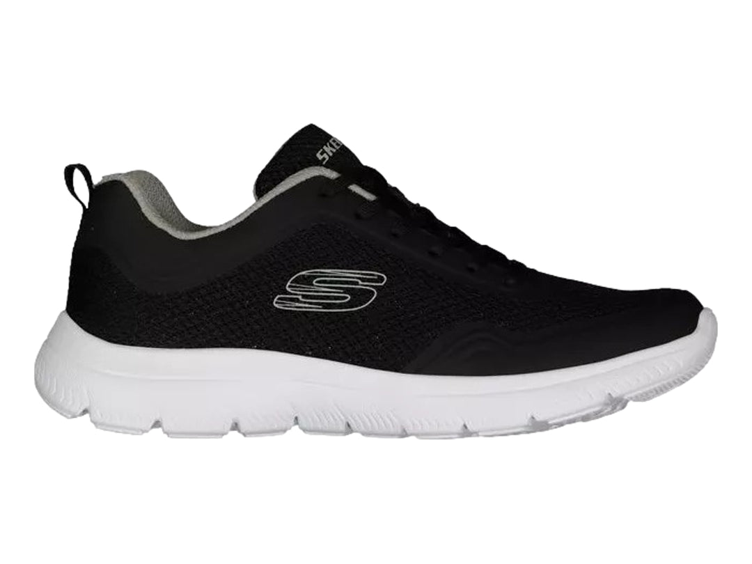 Tenis deportivos Skechers para mujer en color negro con suela blanca y tejido de malla.