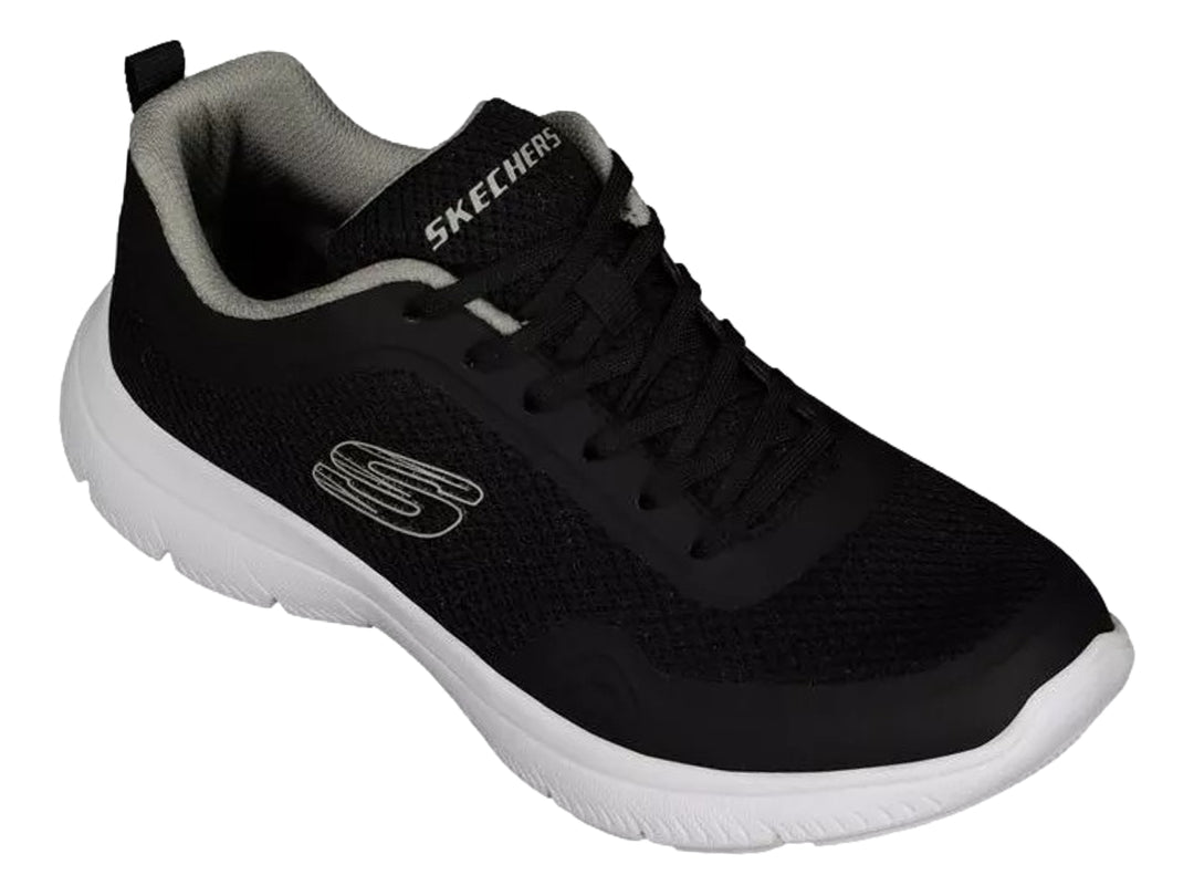 Tenis deportivos Skechers para mujer en color negro con suela blanca y tejido de malla.