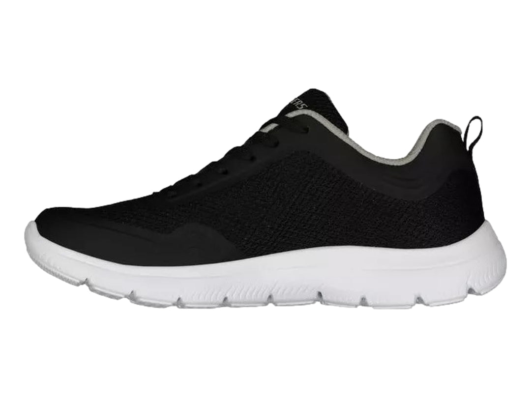 Tenis deportivos Skechers para mujer en color negro con suela blanca y tejido de malla.